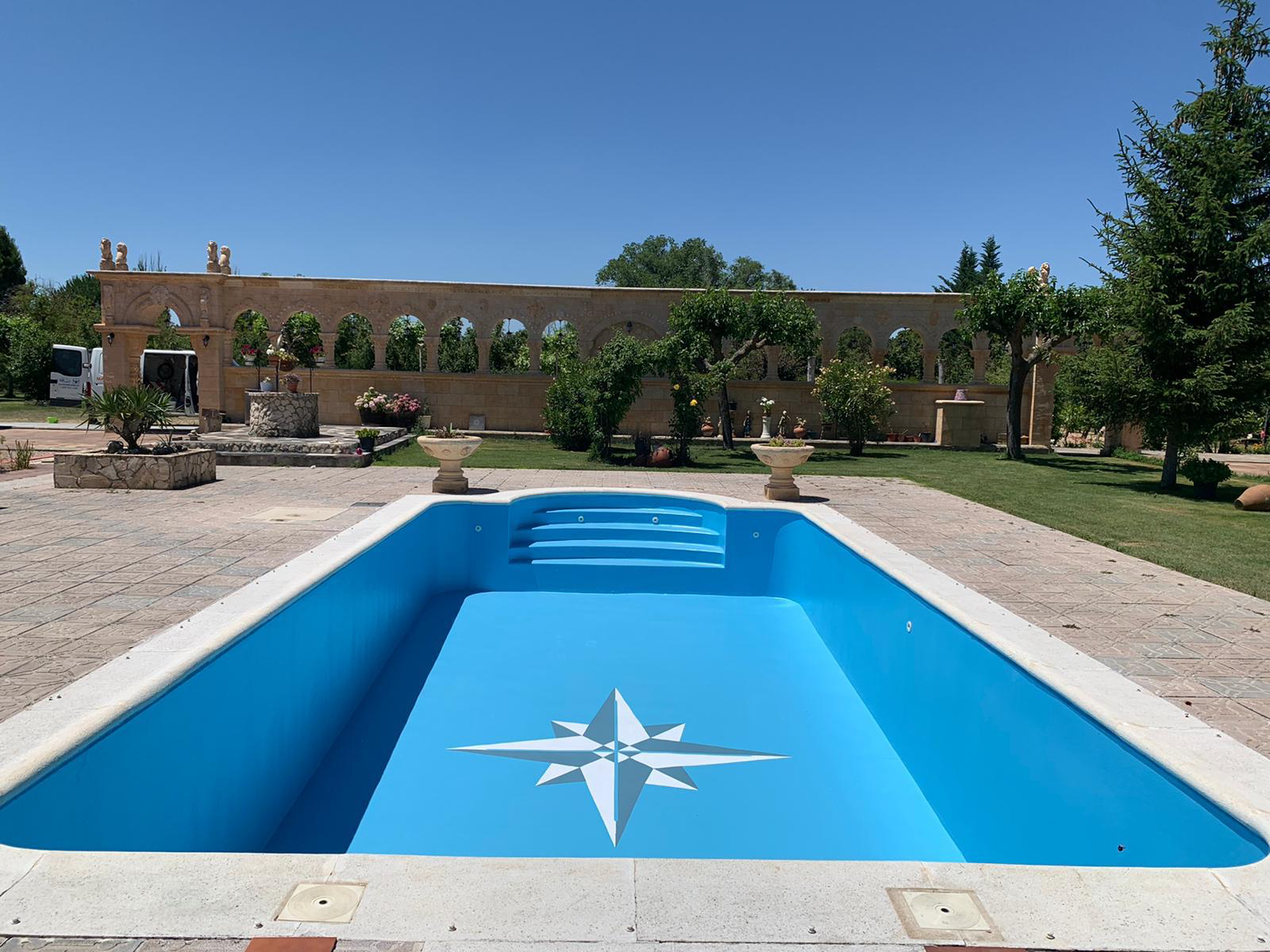 Piscina comunitaria tras revestimiento impermeable