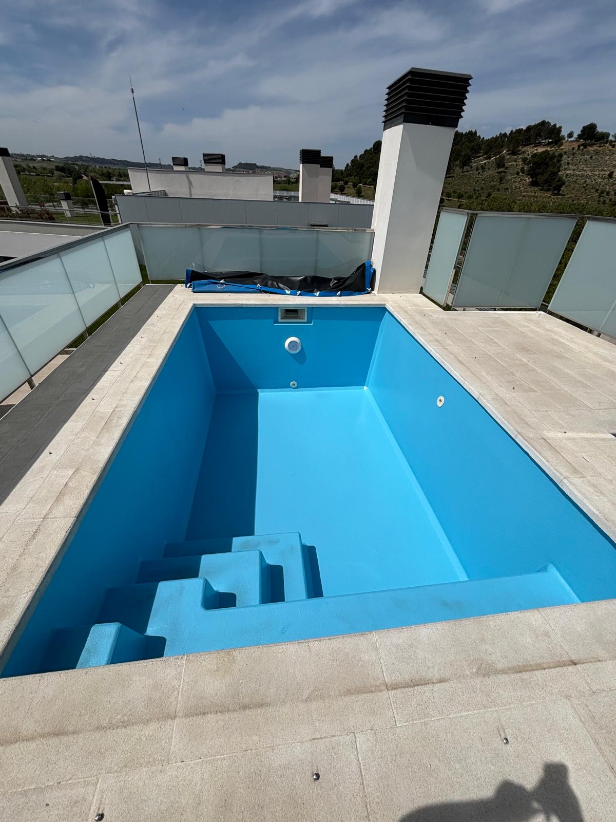 Acabado en resina de piscina residencial