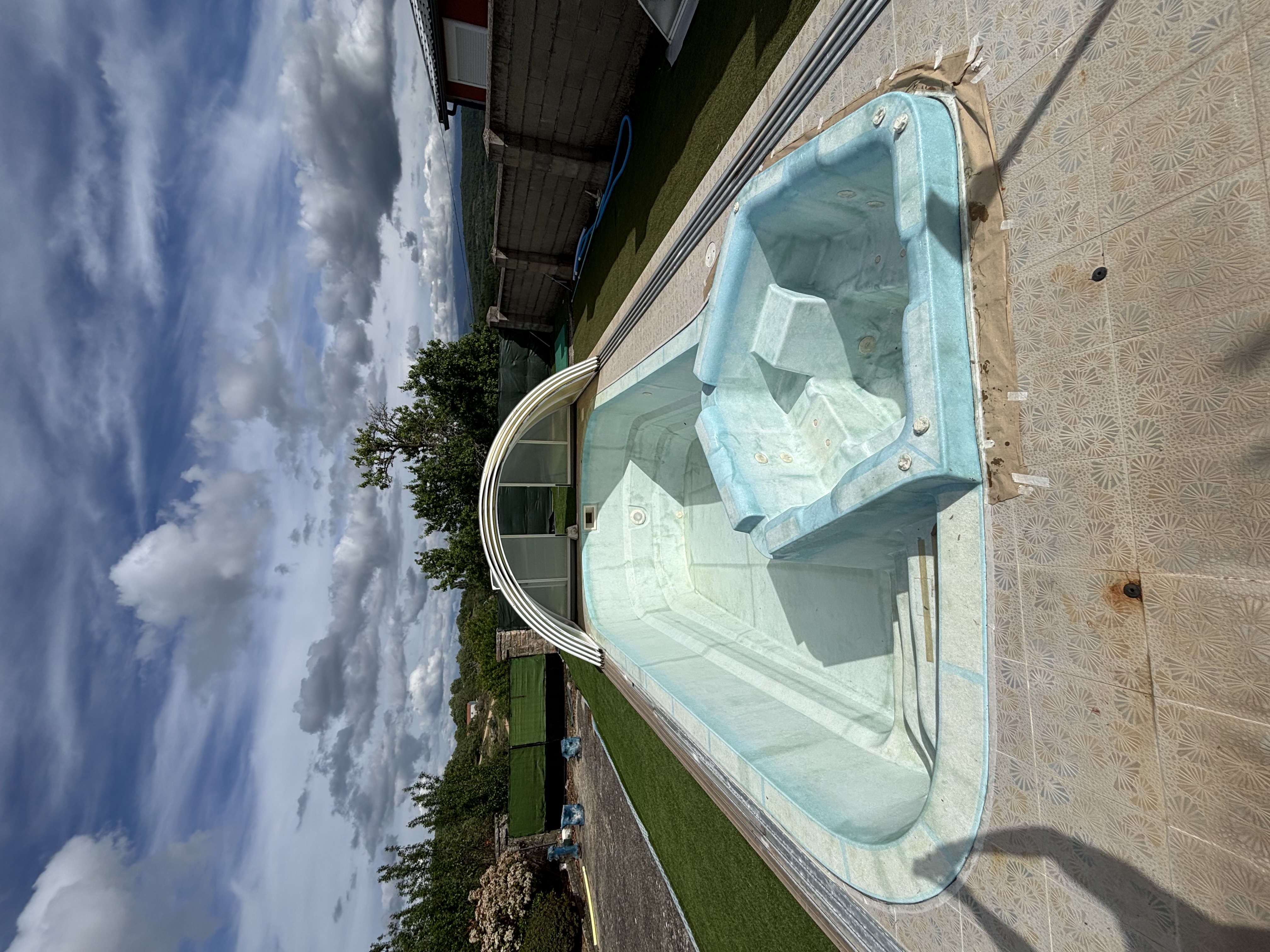 Estado deteriorado de piscina antes de la renovación
