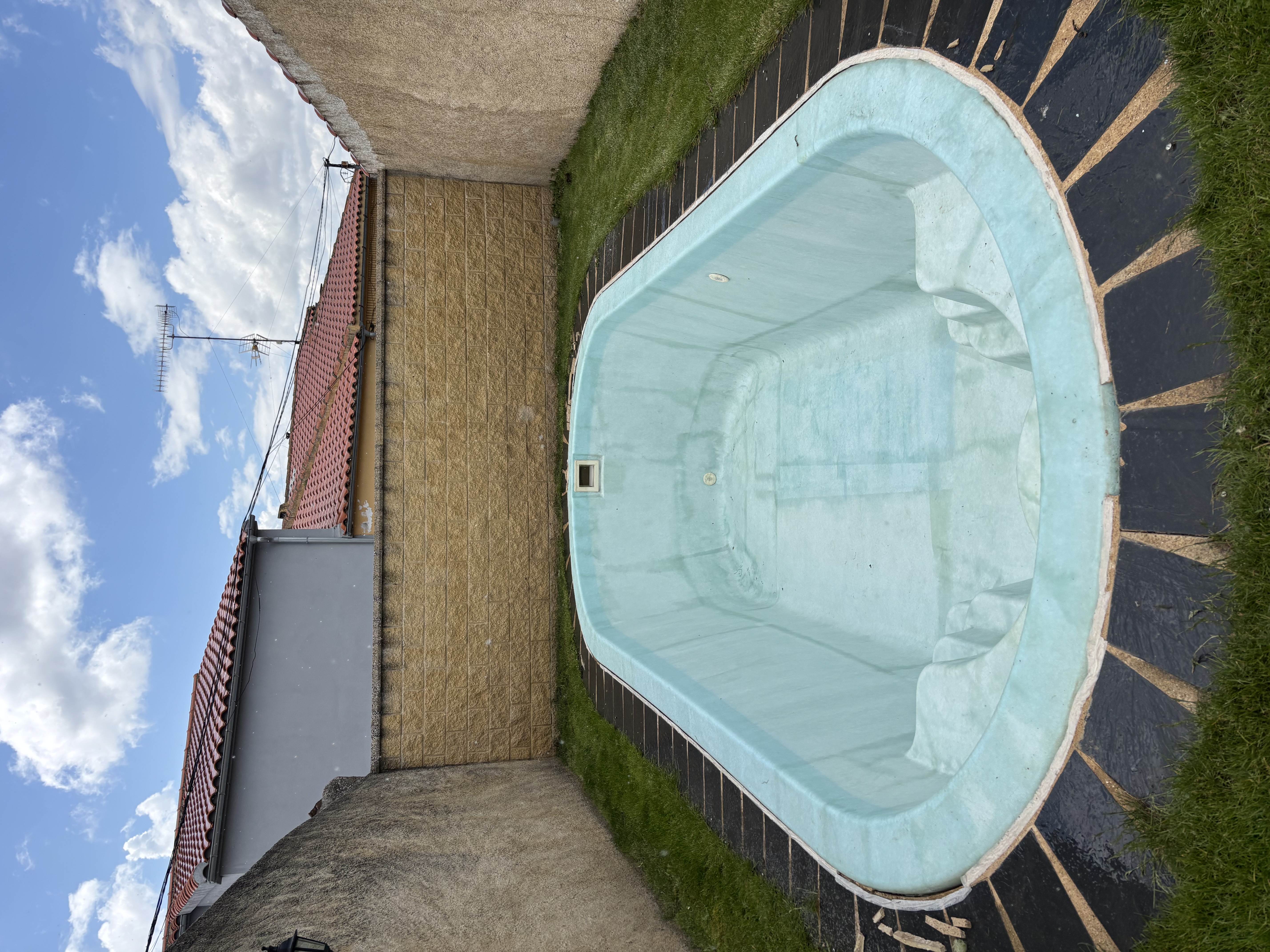 Estado previo de piscina con filtraciones y deterioro