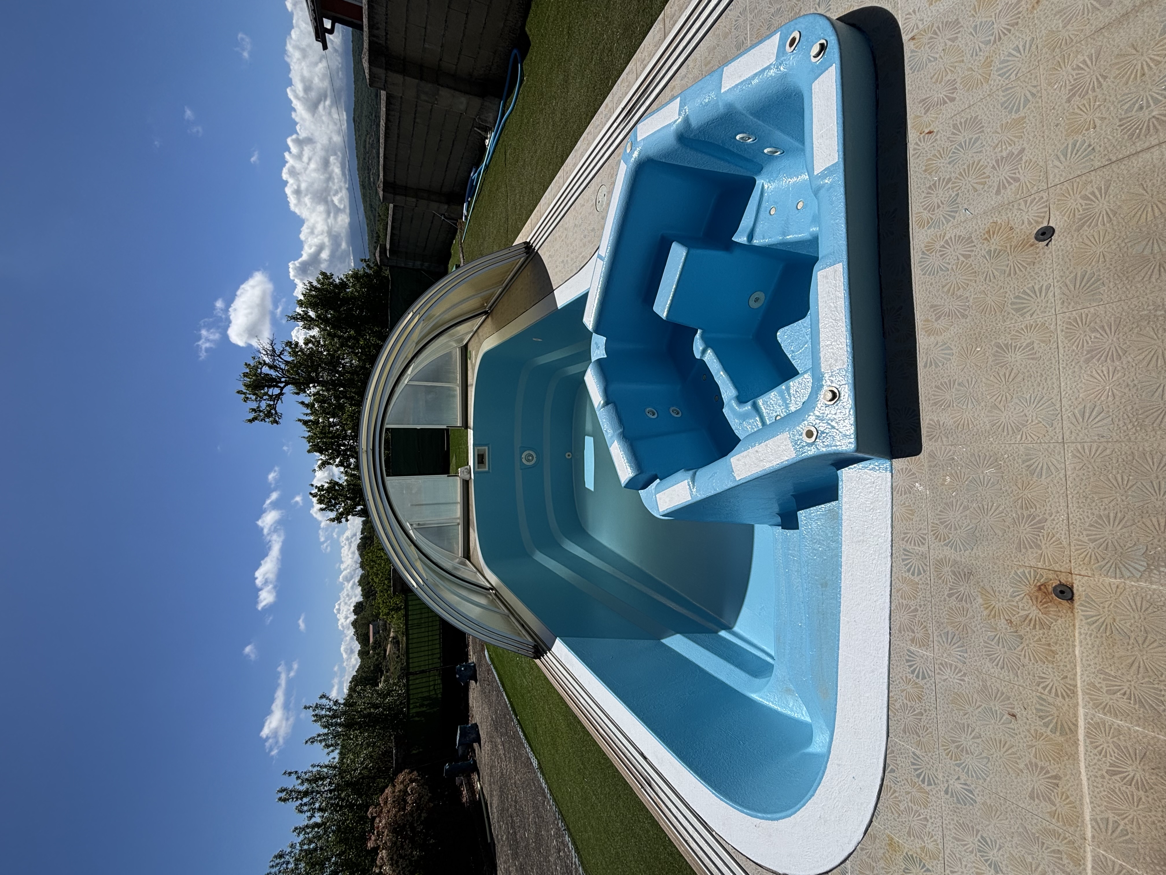 Piscina renovada con revestimiento de fibra de vidrio