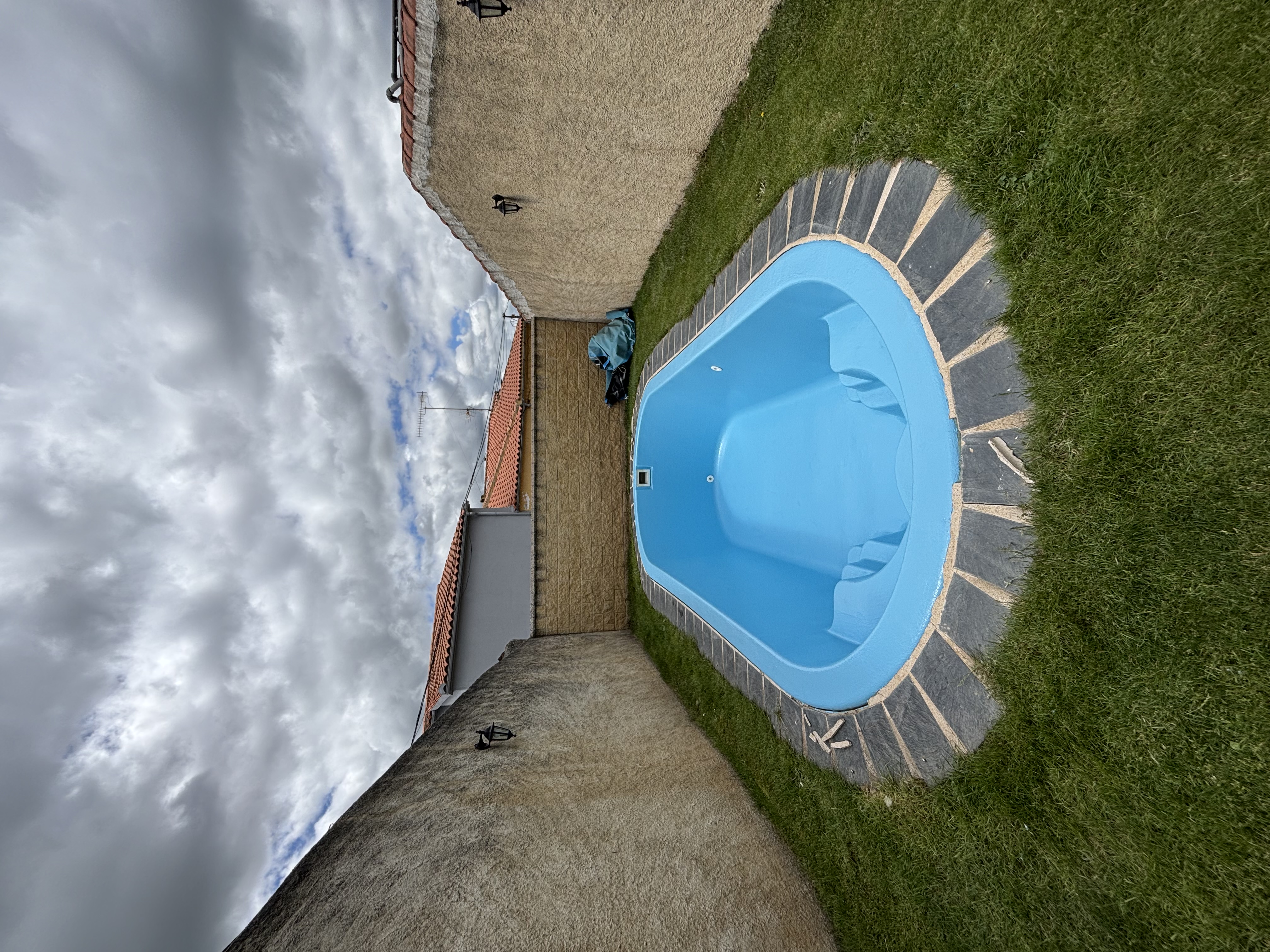 Piscina restaurada con revestimiento de resina epóxi